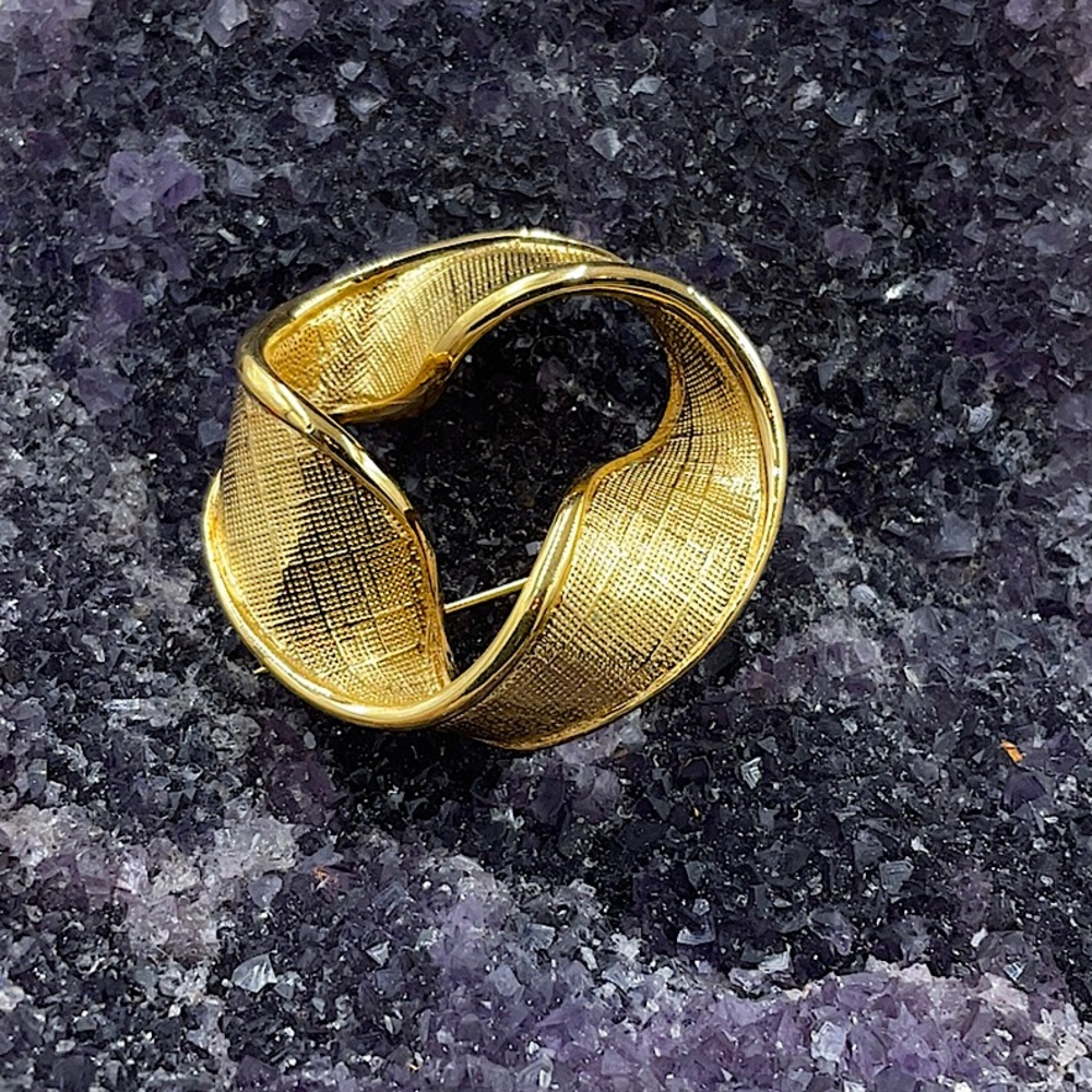 Vtg. (signed)Napier Elegant Gold Flowing Ribbon Brooch Elegant (2” Diameter)
